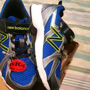 Boys 2 wide new balance